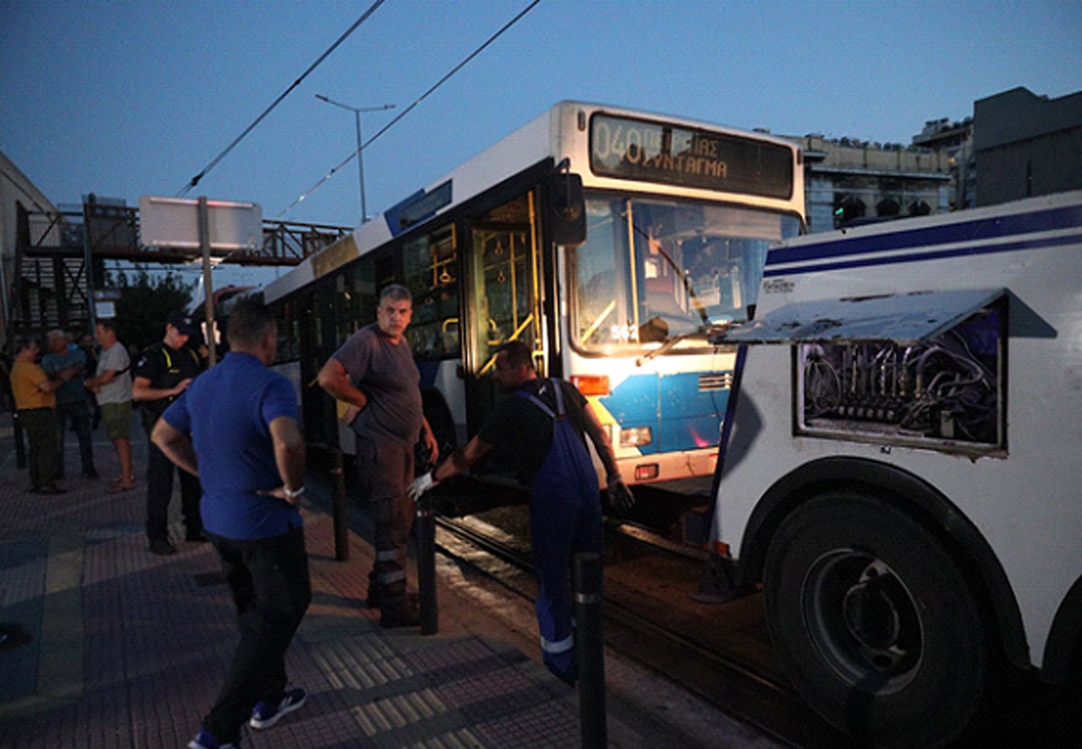 17ΧΡΟΝΟΣ ΠΑΡΑΣΥΡΘΗΚΕ ΑΠΟ ΛΕΩΦΟΡΕΙΟ ΣΤΟΝ ΠΕΙΡΑΙΑ