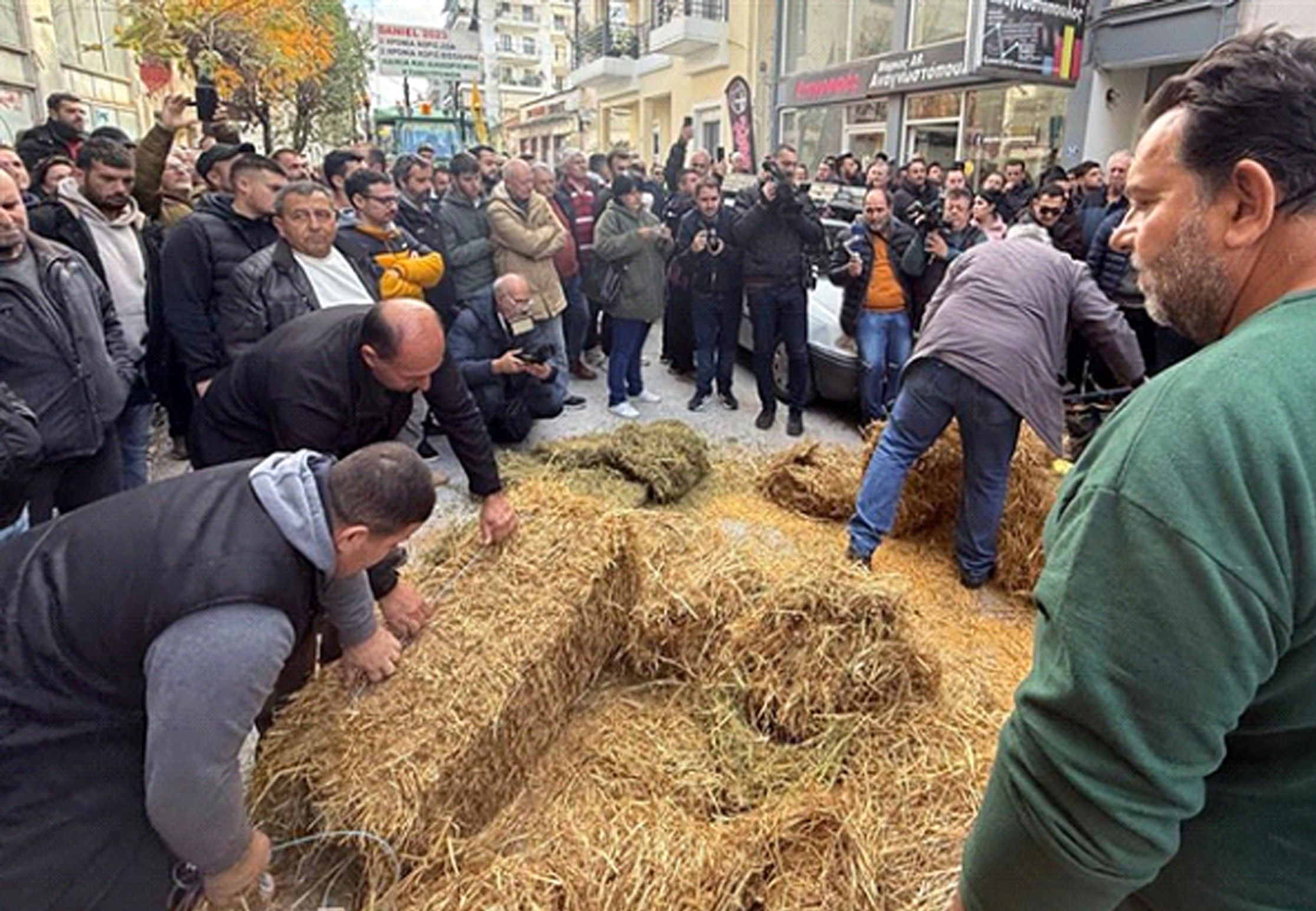 ΑΓΡΟΤΕΣ ΠΕΤΑΞΑΝ ΖΩΟΤΡΟΦΕΣ ΚΑΙ ΣΑΝΟ ΣΤΟ ΓΡΑΦΕΙΟ ΤΟΥ ΤΣΙΑΡΑ!