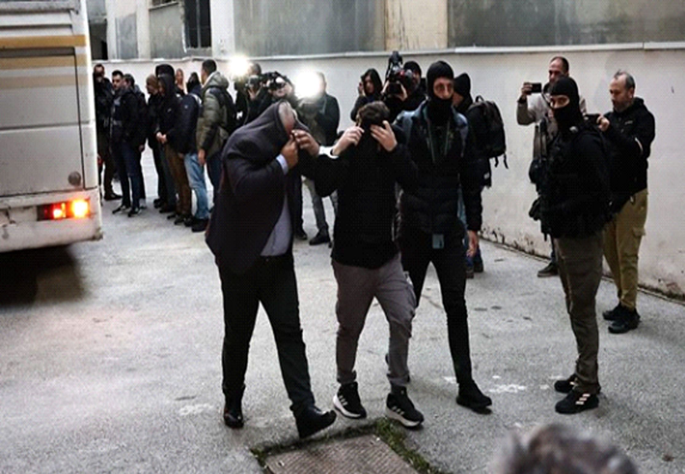 ΓΕΡΟΝΤΑΣ π. ΓΕΩΡΓΙΟΣ ΑΛΕΥΡΑΣ: «ΜΗΤΣΟΤΑΚΗ, ΕΙΣΑΙ Ο ΙΟΥΛΙΑΝΟΣ Ο ΠΑΡΑΒΑΤΗΣ»!