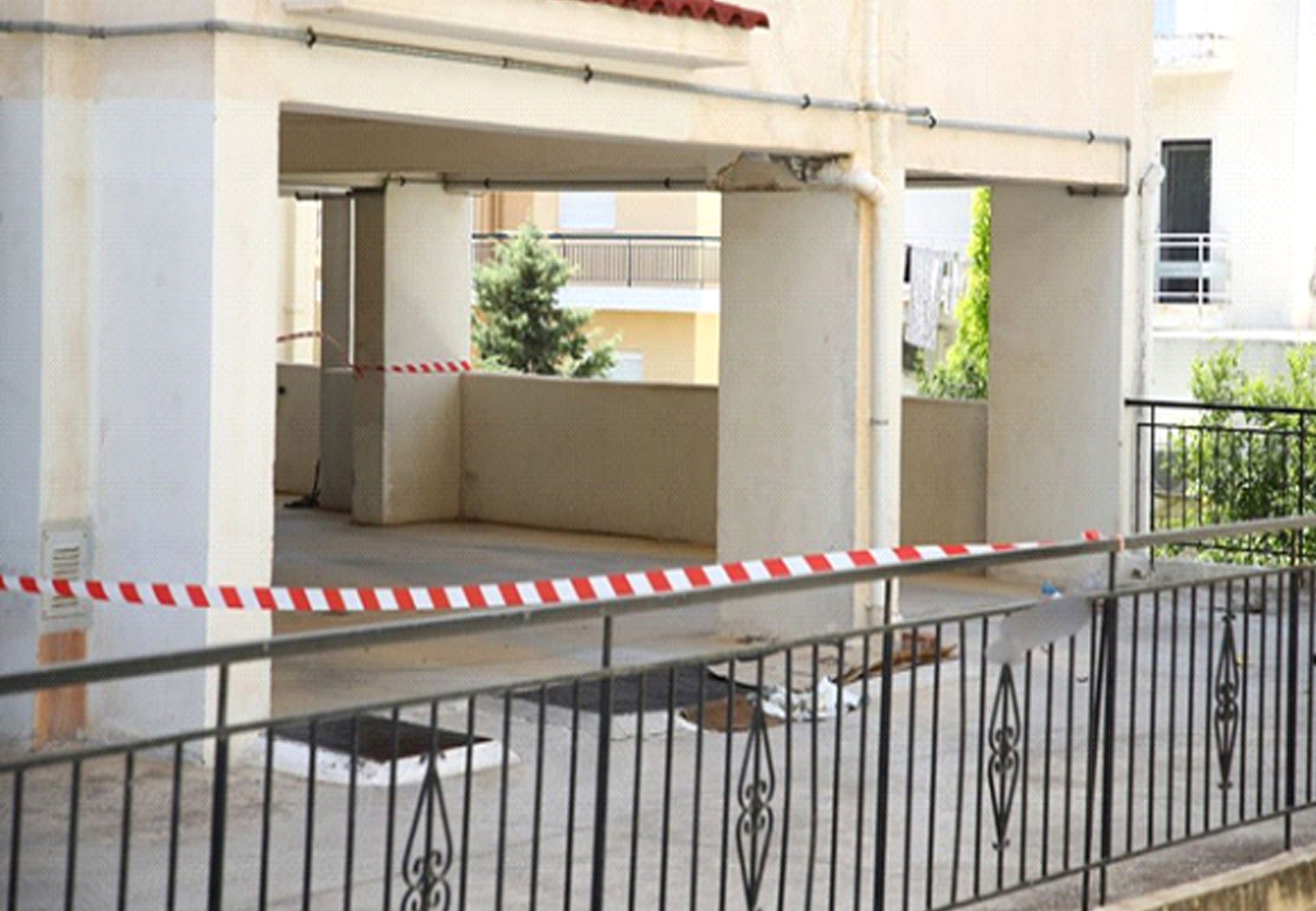 ΜΑΧΗ ΓΙΑ ΤΗ ΖΩΗ ΤΗΣ ΔΙΝΕΙ Η 17ΧΡΟΝΗ