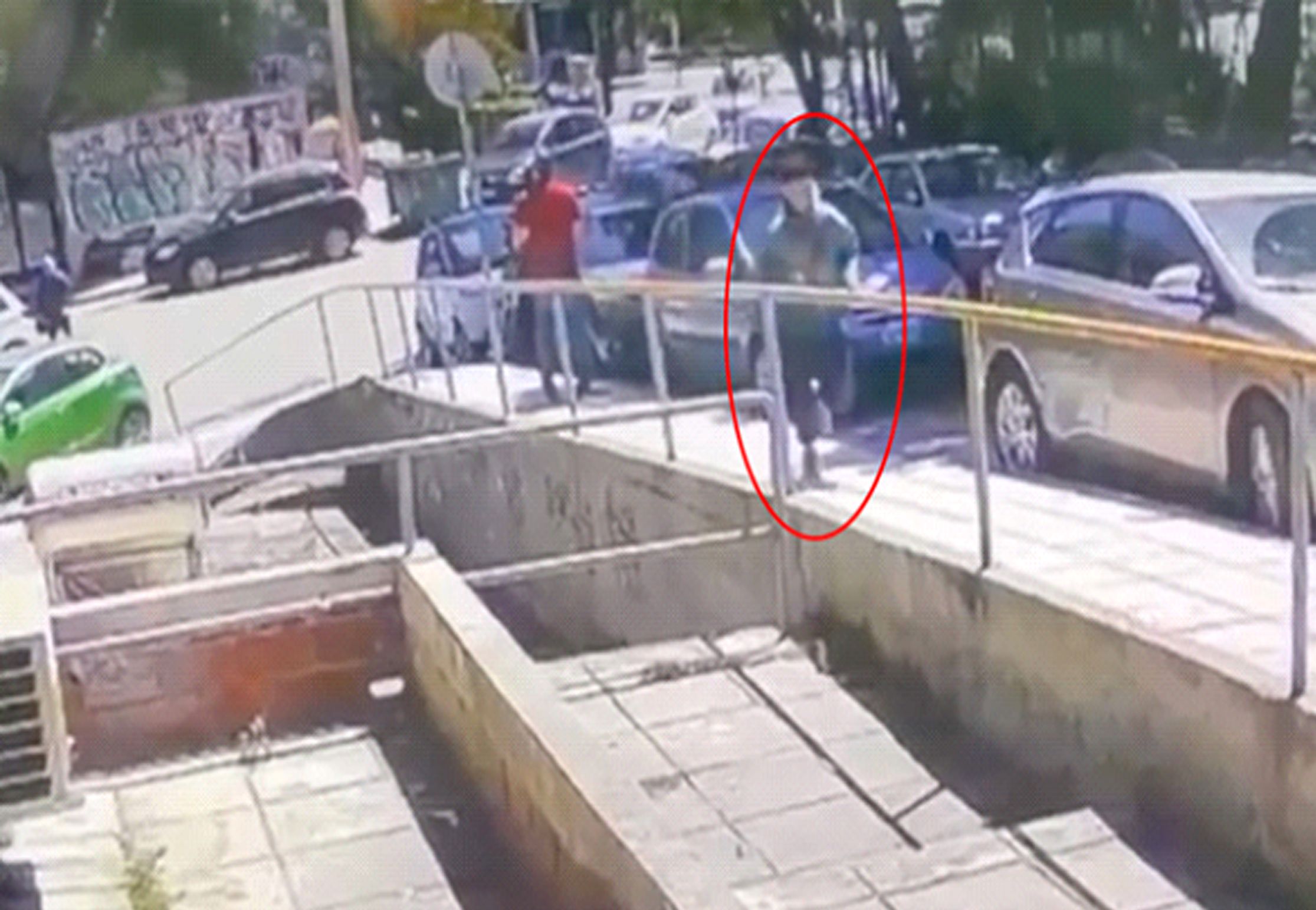 «ΧΤΥΠΟΥΣΕ ΤΟ ΚΕΦΑΛΙ ΜΟΥ ΣΤΟ ΠΑΤΩΜΑ, ΠΗΓΕ ΝΑ ΜΕ ΠΝΙΞΕΙ»