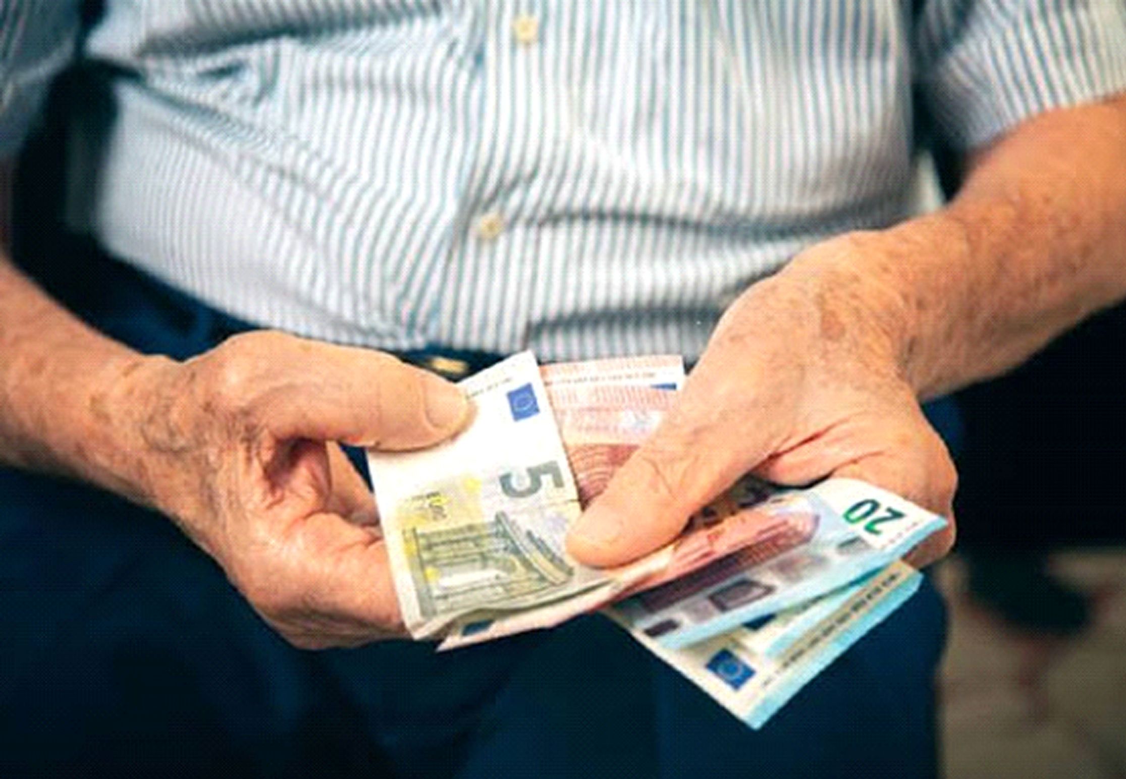 ΚΑΤΑΡΓΕΙΤΑΙ Η ΠΕΡΙΚΟΠΗ ΣΥΝΤΑΞΕΩΝ ΧΗΡΕΙΑΣ ΤΟΥ ΝΟΜΟΥ ΚΑΤΡΟΥΓΚΑΛΟΥ