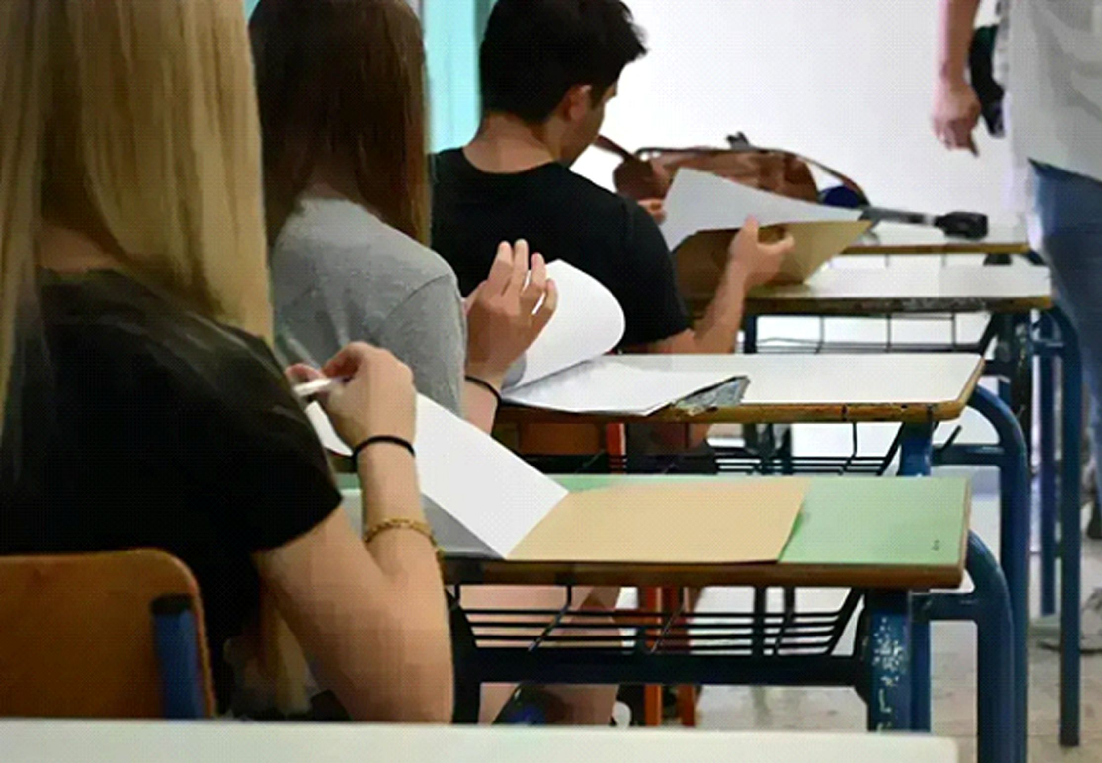 ΕΘΝΙΚΟ ΑΠΟΛΥΤΗΡΙΟ: ΔΕΝ ΚΑΤΑΡΓΟΥΝΤΑΙ ΟΙ ΠΑΝΕΛΛΑΔΙΚΕΣ